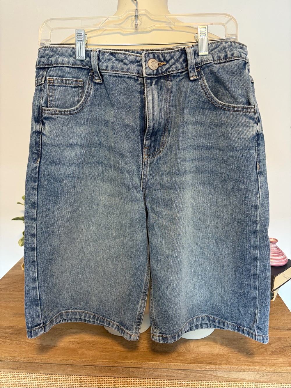 Refuge Denim Dynamite Vintage Medium Wash Bermuda Denim Shorts Size 5 Small